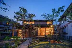 滋賀の注文住宅事例：焼杉外壁と豊かな庭が包む、三世代に続く心地よい家