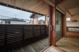 バルコニーの深い軒