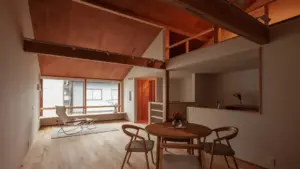 大津市の注文住宅事例：住宅街の中で心地よく開く、自然素材に包まれた“のびやかな”２階リビング