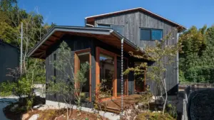 大津市の注文住宅事例：陽だまりの縁側でくつろぐ、庭とつながる三方向開口の家