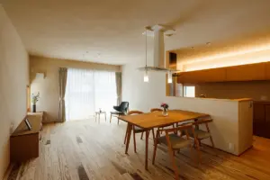 大津市の注文住宅事例：和の趣と無垢材のぬくもりに包まれる、家族をつなぐ二世帯住宅