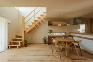 大津市の注文住宅事例：吹き抜けのLDKと庭がひとつにつながる、家族5人ののびやかな住まい