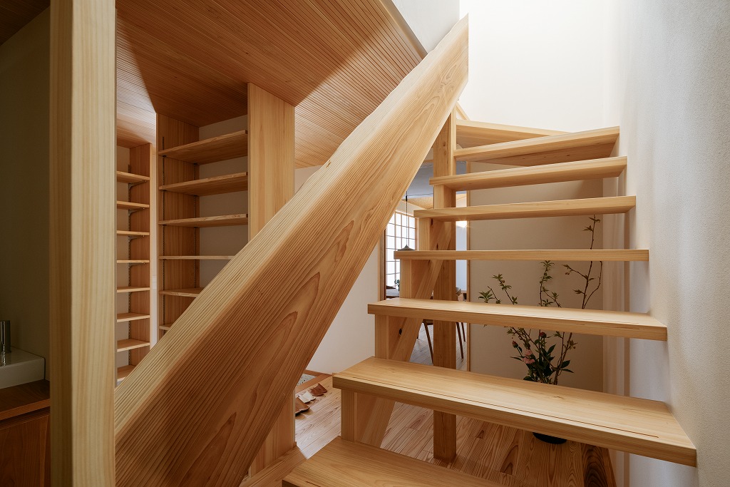 杉一枚板の手摺の階段