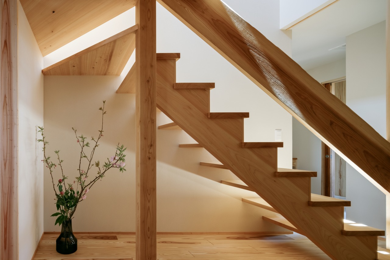 杉一枚板の手摺の階段