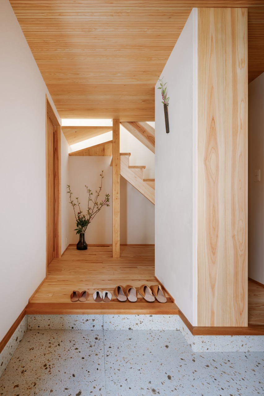 木の香る玄関ホール