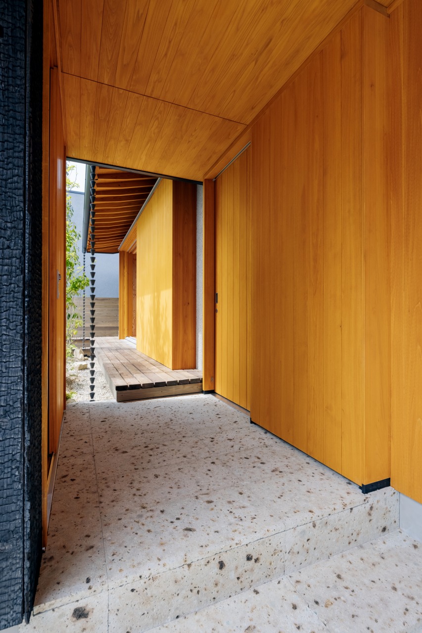 大谷石の玄関ポーチ