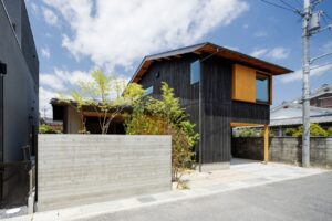 焼杉を全体に使ったおしゃれな家