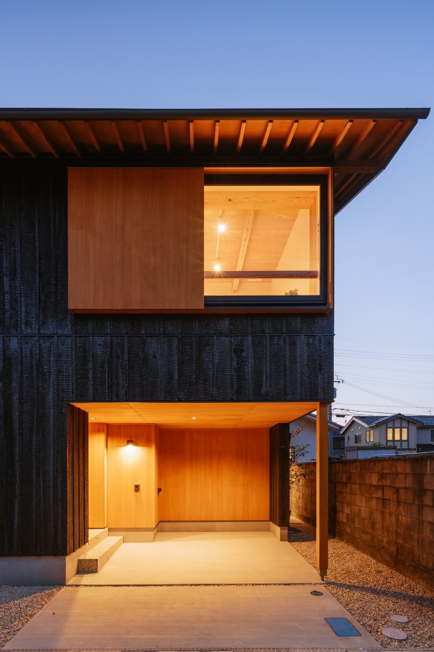 優しい灯かりがこぼれる住まい