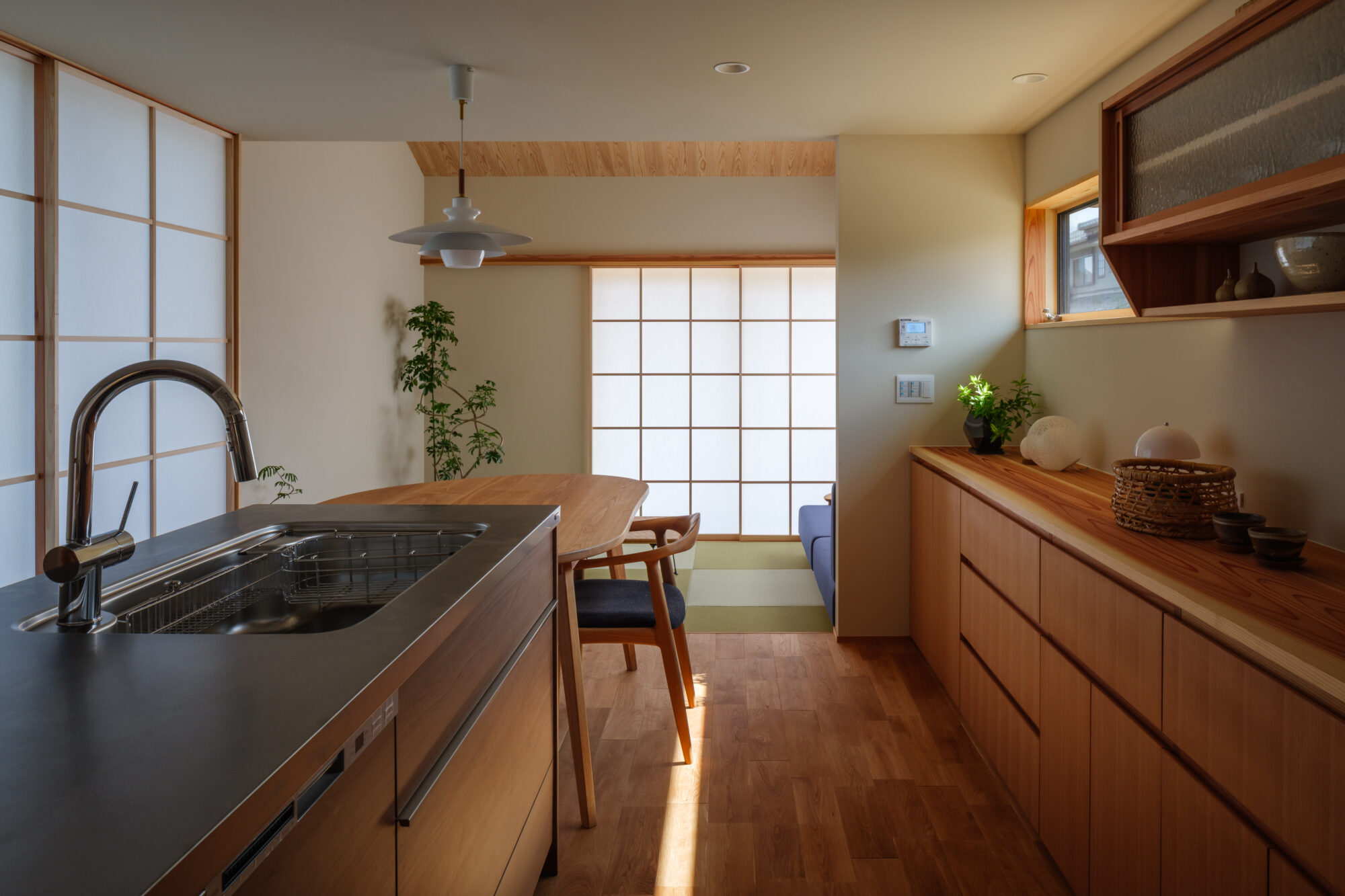 家族が畳リビングに集う大屋根の家